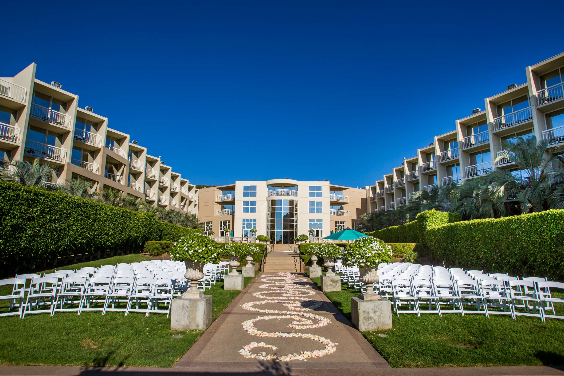Hilton La Jolla Torrey Pines Wedding coordinated by Trendee Flowers, Gina and John Wedding Photo #10 by True Photography